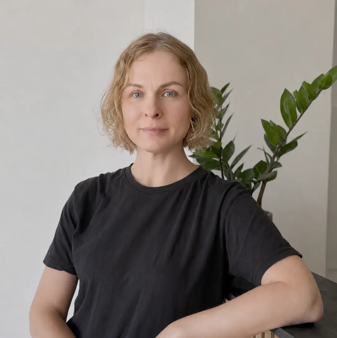 Екатерина выполняет процедуру для лица в салоне Raine